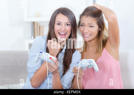 Sorelle di giocare con i videogiochi Foto Stock
