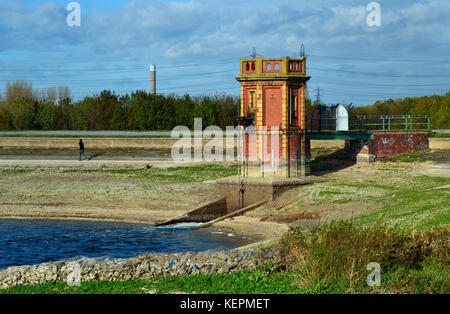 In mattoni rossi torre ottagonale atWalthamstow zone umide, Londra. Wetland Centre. Foto Stock