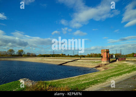 In mattoni rossi torre ottagonale atWalthamstow zone umide, Londra. Wetland Centre. Foto Stock