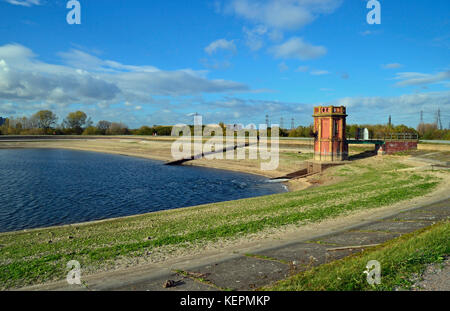 In mattoni rossi torre ottagonale atWalthamstow zone umide, Londra. Wetland Centre. Foto Stock