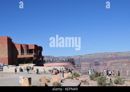 Fantastici panorami dal Grand Canyon skywalk, a forma di ferro di cavallo ponte a sbalzo con un passaggio in vetro sospesa 4000 ft sopra il Grand Canyon. Foto Stock