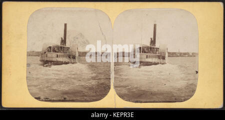 Foto di William Notman che cattura navi a vapore che si muovono a tutta velocità in mare aperto durante il XIX secolo, mostrando i primi sistemi di navigazione e trasporto a vapore. Foto Stock