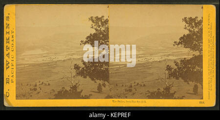 Questa fotografia, scattata da Carleton E. Watkins, mostra The Dalles, una città situata in Oregon, Stati Uniti. L'immagine cattura la vista della città da Sunset Hill, offrendo una prospettiva storica del paesaggio della regione. Foto Stock
