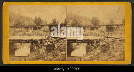 Il ponte di ferro e le rovine del vecchio mulino, vicino Spruce Creek, Huntingdon Co, da Robert N. Dennis raccolta di vista stereoscopica Foto Stock