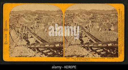 Un'immagine stereoscopica che mostra l'estrazione di placer a Columbia, Tuolumne County, catturando il processo minerario dalla parte superiore della cassetta di scarico. L'immagine fa parte della collezione Robert N. Dennis, che documenta la storia delle miniere d'oro in California. Foto Stock