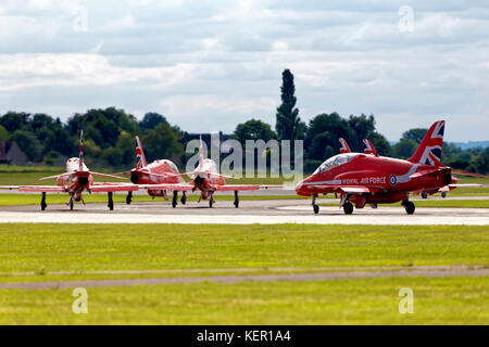 Il Royal Air Force Aerobatic Team Le frecce rosse presso il Royal Naval Air Station Yeovilton, International Air giorno 2017 Regno Unito Foto Stock