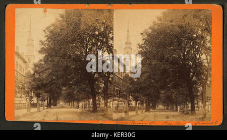 Questa immagine stereoscopica della collezione Robert N. Dennis cattura South Broad Street e la chiesa presbiteriana di Savannah, Georgia, offrendo uno sguardo sulla vita urbana e l'architettura dalla fine del XIX secolo all'inizio del XX secolo. Foto Stock