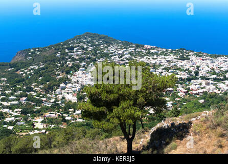 Il comune di Anacapri visto dalla vetta del monte solaro sull'isola di Capri, Italia. Foto Stock