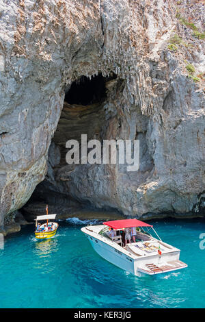 I visitatori facendo una gita in barca alla grotta bianca sull'isola di Capri, Italia. Foto Stock