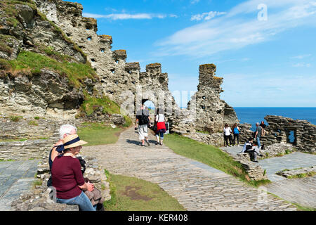 Visitatori presso il castello di Tintagel in Cornovaglia, Inghilterra, Regno Unito. Foto Stock