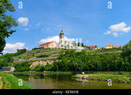 Lo storico castello di Mělník e la torre della chiesa di San Pietro e Paolo alla confluenza dei fiumi Moldau e Labe (Elba), il sole all'inizio di luglio Foto Stock