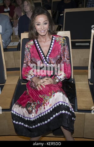 Isabel Preysler e Mario Vargas Llosa partecipano alla presentazione del libro 'Conversation in Princeton' alla Fondazione telefonica di Madrid con: Isabel Preysler dove: Madrid, Spagna quando: 21 set 2017 Credit: Oscar Gonzalez/WENN.com Foto Stock