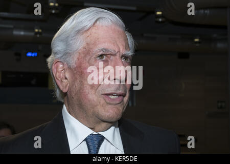 Isabel Preysler e Mario Vargas Llosa partecipano alla presentazione del libro 'Conversation in Princeton' alla Fondazione telefonica di Madrid con: Mario Vargas Llosa dove: Madrid, Spagna quando: 21 Set 2017 Credit: Oscar Gonzalez/WENN.com Foto Stock