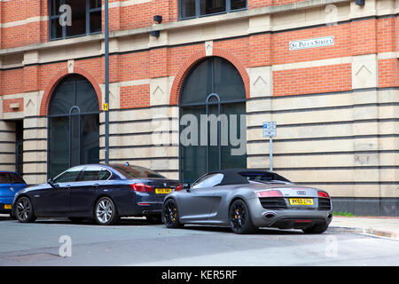 Audi R8 V10 Spyder in grigio opaco parcheggiato su St Pauls Street nella città di Leeds in West Yorkshire, Inghilterra Foto Stock