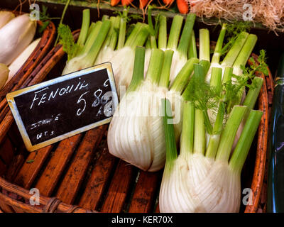 Vegetali di finocchio sul display con blackboard etichetta del prezzo a Quimper Farmers Market stall Bretagna Francia Foto Stock