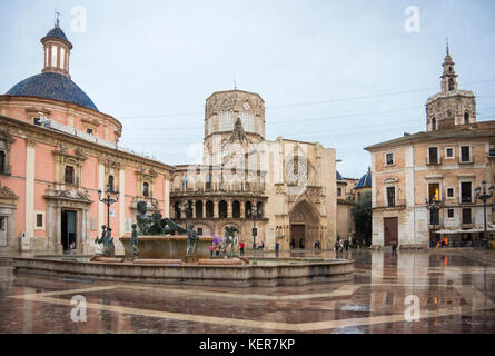 Piazza di Saint Mary's (plaza de la Virgen) e fontana rio turia in un giorno di pioggia, valencia, Spagna Foto Stock