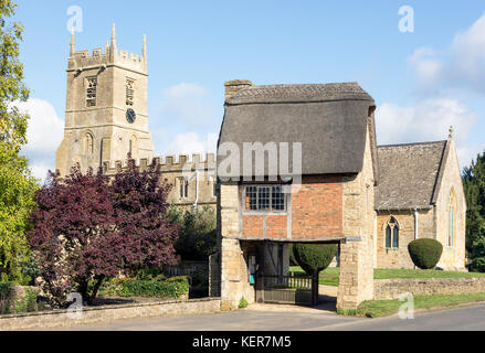 San Pietro e san Paolo la Chiesa mostra il cancello Lych, Main Street, Long Compton, Warwickshire, Inghilterra, Regno Unito Foto Stock