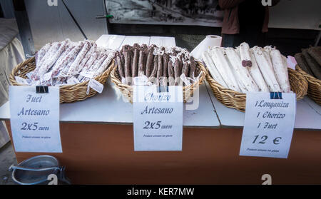 Il mercato medievale bancarella vendendo artigianale di salsicce a Oliva, valencia, Spagna Foto Stock