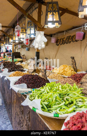 Il mercato medievale bancarella vendendo la frutta secca e noci a Oliva, valencia, Spagna Foto Stock