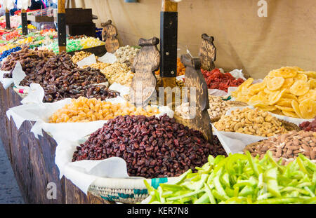 Il mercato medievale bancarella vendendo la frutta secca e noci a Oliva, valencia, Spagna Foto Stock