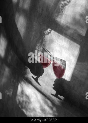 CHEERS SILHOUETTE ROSSO VINO BICCHIERI MANI ROMANTICISMO CENA PASTO silhouette francese Ristorante finestra e tenda in pizzo con mani che tengono bicchieri di vino rosso Foto Stock