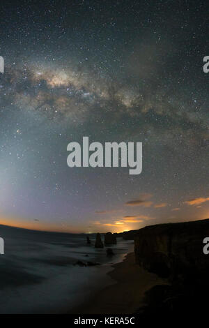 Dodici apostoli con cielo stellato e la via lattea Foto Stock