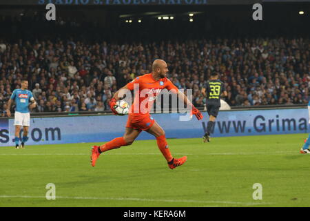 Napoli, Italia. Xxi oct, 2017. azione durante la partita di calcio tra ssc napoli e f.c.inter presso lo stadio san paolo di napoli .Risultato finale napoli vs. f.c.inter 0-0.in foto pepe reina, portiere (SSC Napoli) Credito: Salvatore esposito/Pacific press/alamy live news Foto Stock