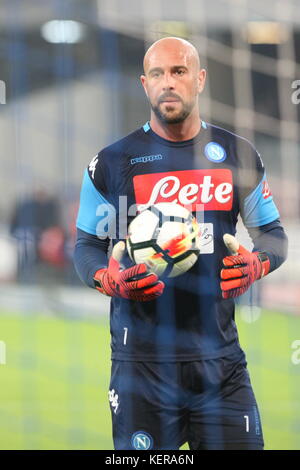 Napoli, Italia. Xxi oct, 2017. azione durante la partita di calcio tra ssc napoli e f.c.inter presso lo stadio san paolo di napoli .Risultato finale napoli vs. f.c.inter 0-0.in foto pepe reina, portiere (SSC Napoli) Credito: Salvatore esposito/Pacific press/alamy live news Foto Stock