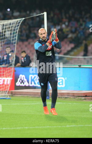 Napoli, Italia. Xxi oct, 2017. azione durante la partita di calcio tra ssc napoli e f.c.inter presso lo stadio san paolo di napoli .Risultato finale napoli vs. f.c.inter 0-0.in foto pepe reina, portiere (SSC Napoli) Credito: Salvatore esposito/Pacific press/alamy live news Foto Stock