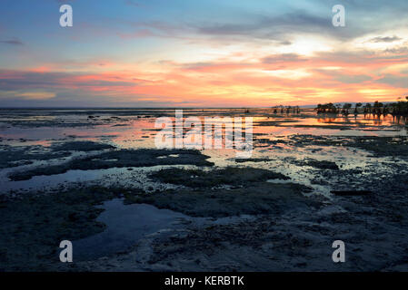 Bellissima vista della spiaggia walakiri con rocce e mangrovie al tramonto, sumba, INDONESIA Foto Stock