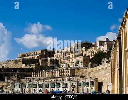 Alcuni edifici nella citta' capitale di Malta Valletta che è considerata dall'UNESCO come sito del patrimonio mondiale Foto Stock