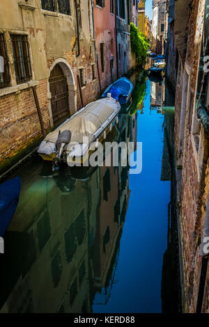 Canali ed edifici storici di Venezia, Italia. stretti canali di vecchie case e di riflessione su acqua su un giorno di estate a venezia, Italia. Foto Stock