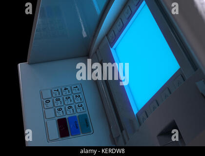 Una vista ingrandita di un generico facciata atm con un vuoto illuminato sceen isolato su un background - 3D render Foto Stock