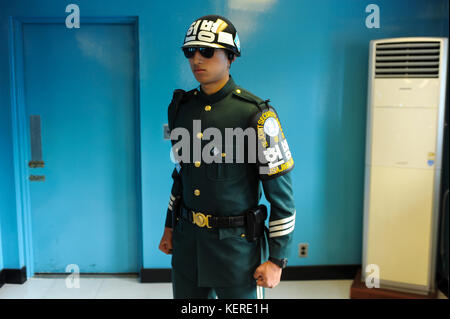 02.05.2013, Panmunjom, Corea del Sud, Asia - a sud di un soldato coreano sta di guardia in un atteggiamento difensivo Taekwondo postura all'interno di uno dei blu caserma DMZ. Foto Stock