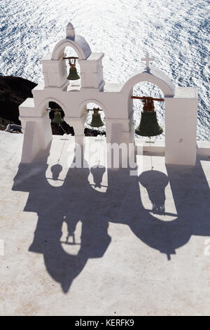 Tradizionale campanile nel villaggio di Oia delle Cicladi, isola di Santorini, Grecia. Foto Stock