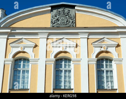 I dettagli di una facciata del XVIII secolo Rundale Palace con uno stemma su una cima che dice - "Per faithulness e gelosia" (Lettonia). Foto Stock