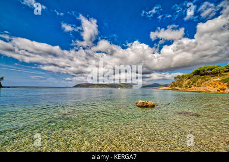 Emozionante panorama di azzurro e limpido mare e la splendida spiaggia di Isola d'elba sotto il sole della Toscana in Italia Foto Stock