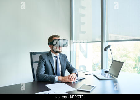 Lavorando sul progetto con auricolare VR Foto Stock