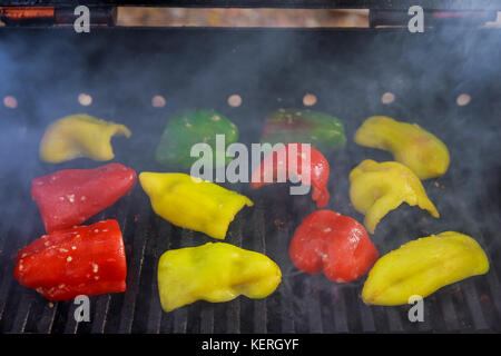 Vari colori di peperoni grigliare su un carbone di legna per barbecue Foto Stock