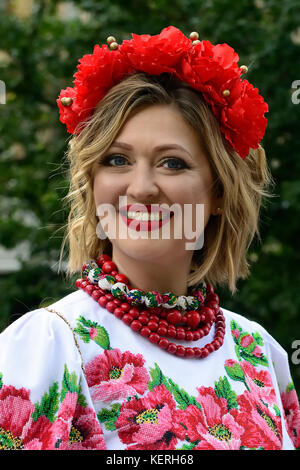 Lviv, Ucraina - 24 agosto 2017: bella sorridente donna ucraina in un tradizionale camicia ricamata con fiori sulla sua testa durante la celebrazione o Foto Stock