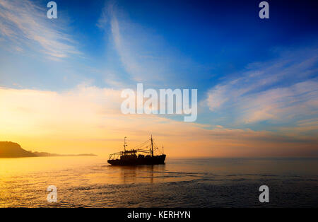 "Harvest seeker' sunrisemussel barca all'alba, la pesca in County Wexford lato del porto di Waterford, Irlanda Foto Stock