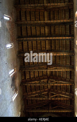 Vista interna della cattedrale di San Zeno a Pistoia. Prospettiva inferiore del tetto a timpano in legno con capriate verniciate policrome Foto Stock