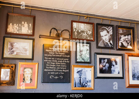 Inghilterra, Londra, Wapping, la prospettiva di Whitby Riverside Pub, visualizzazione di fotografie di famosi clienti Foto Stock