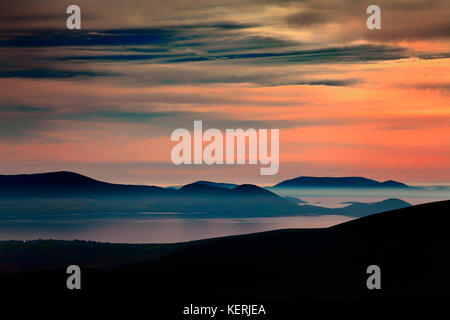 Misty costa guardando verso ballinskelligs, dal coomanaspig pass, l'anello di Kerry, la contea di Kerry, Irlanda Foto Stock