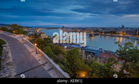 Budapest, Ungheria - Vista panoramica dello skyline di Budapest dal Castello di Buda all'alba. Questo punto di vista include il Ponte delle catene e il Parlamento dell'Ungheria e r Foto Stock