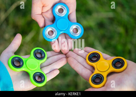 I bambini sono in possesso di un dispositivo di centrifugazione e ripetendo la sua forma Foto Stock