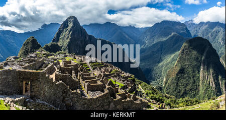 Vista panoramica dalla cima alle antiche rovine Inca e alla montagna Wayna Picchu, Machu Picchu, Urubamba provnce, Perù Foto Stock