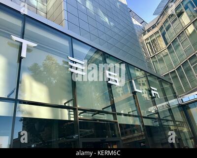 Tesla Motors logo su showroom di Stoccarda, Germania Foto Stock