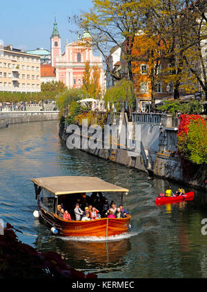 Ljubjlanica fiume nella città vecchia di Lubiana, Slovenia, con crociera turistica in barca e canoers ricreative. Foto Stock