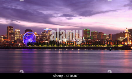 Lo skyline di Montreal e st Lawrence river illuminata di notte, quebec, Canada Foto Stock